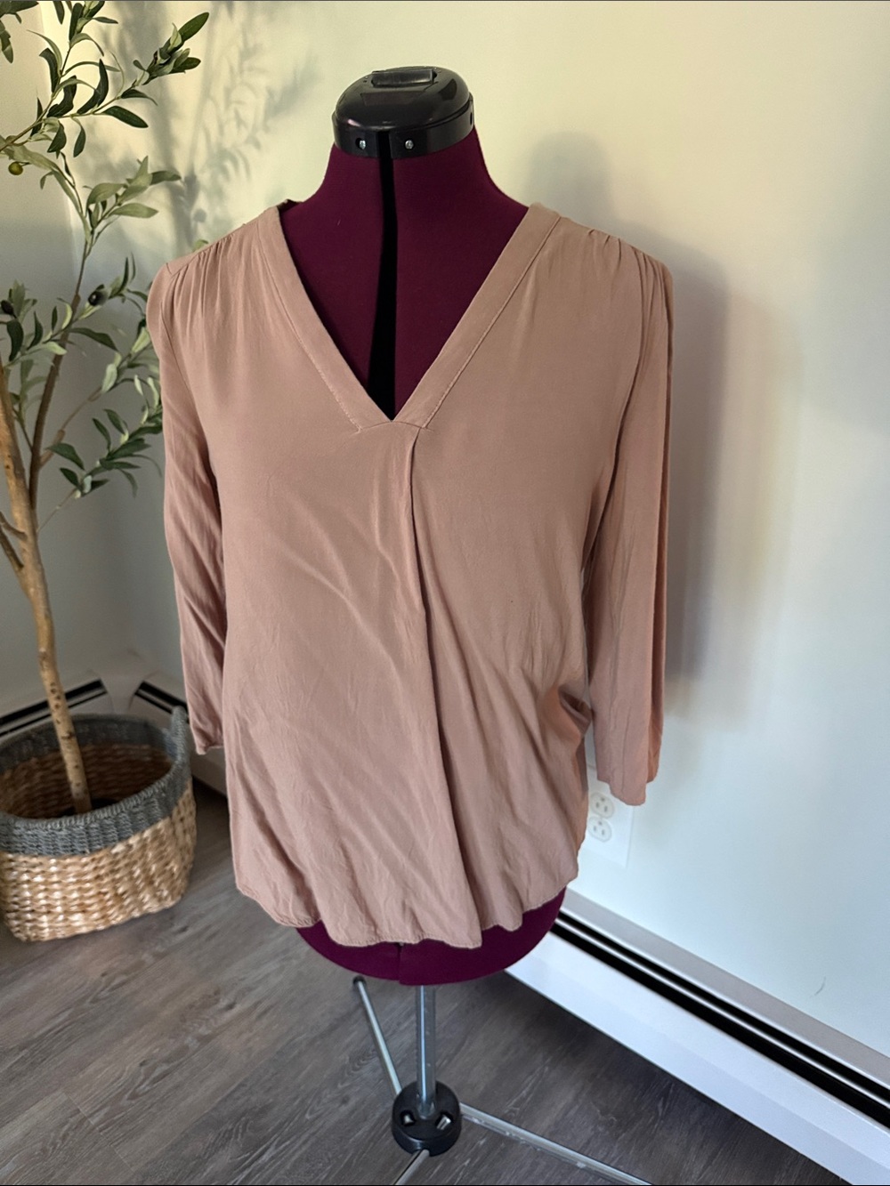 Impressions Size Medium Women's V-Neck 3/4 Sleeve Blouse in Taupe